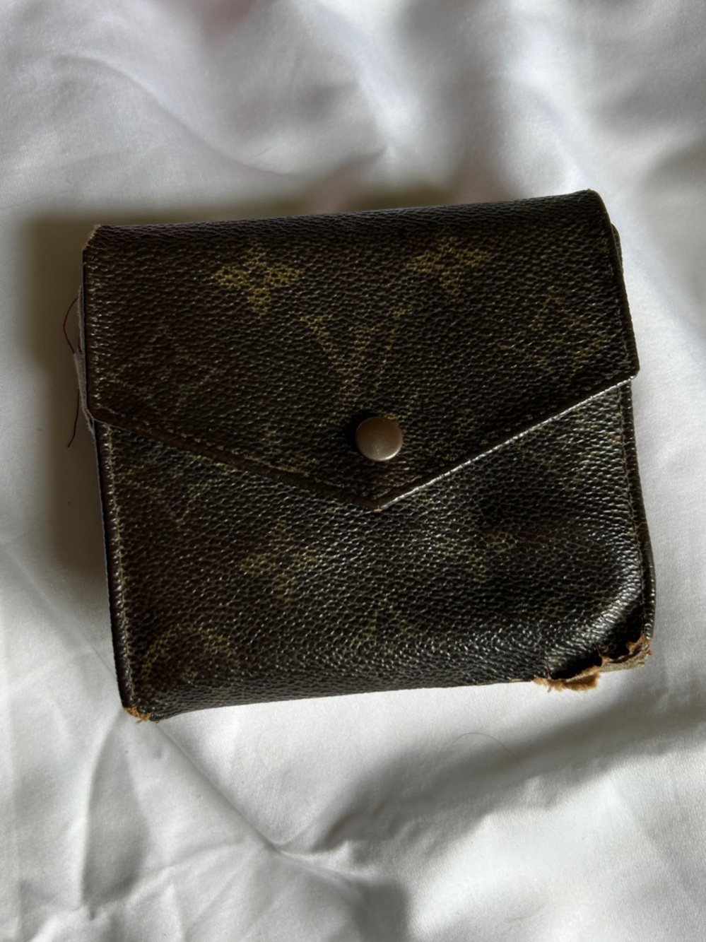 Authentic Louis Vuitton Monogram Snap Wallet- Worn, broken clasps